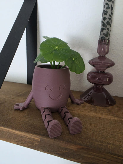 3D geprinte bloempot met beentjes – mauve kleur op houten plank