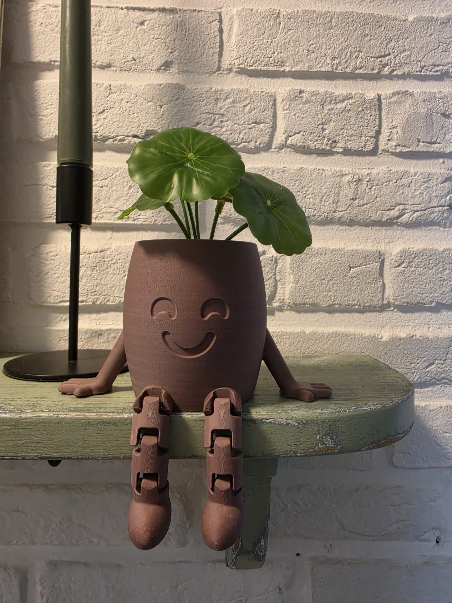 3D geprinte bloempot met beentjes – bruin terracotta op groene plank