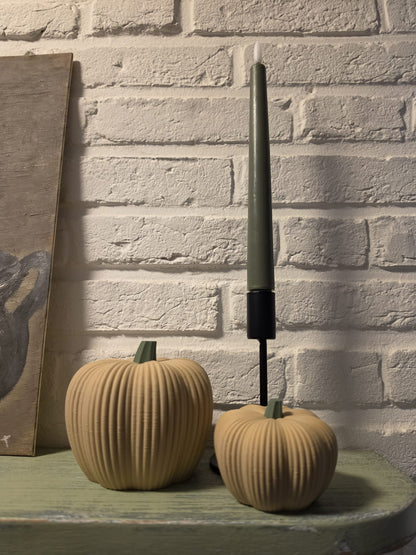 3D geprinte pompoen als kandelaar met kaars op groene plank