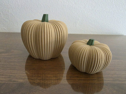 3D geprinte geribbelde pompoenen naturel groot en klein op houten tafel