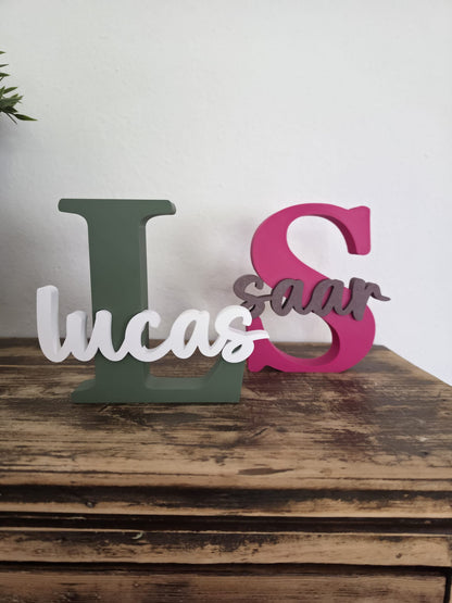 Twee naambrieven Lucas en Saar naast elkaar