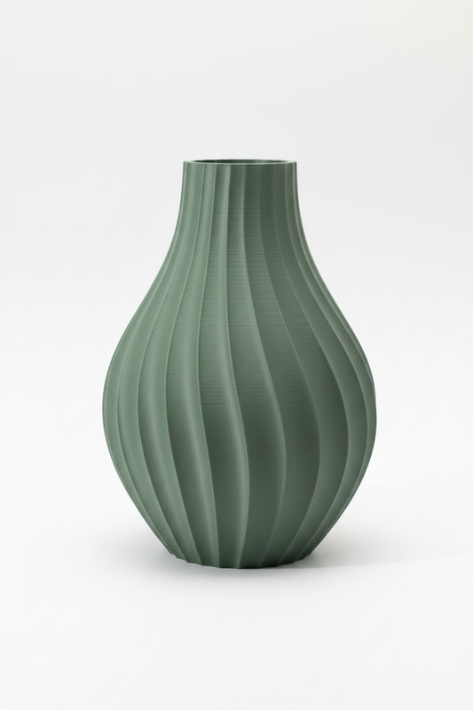 3D geprinte vaas spiraal ribbels salie groen op witte achtergrond